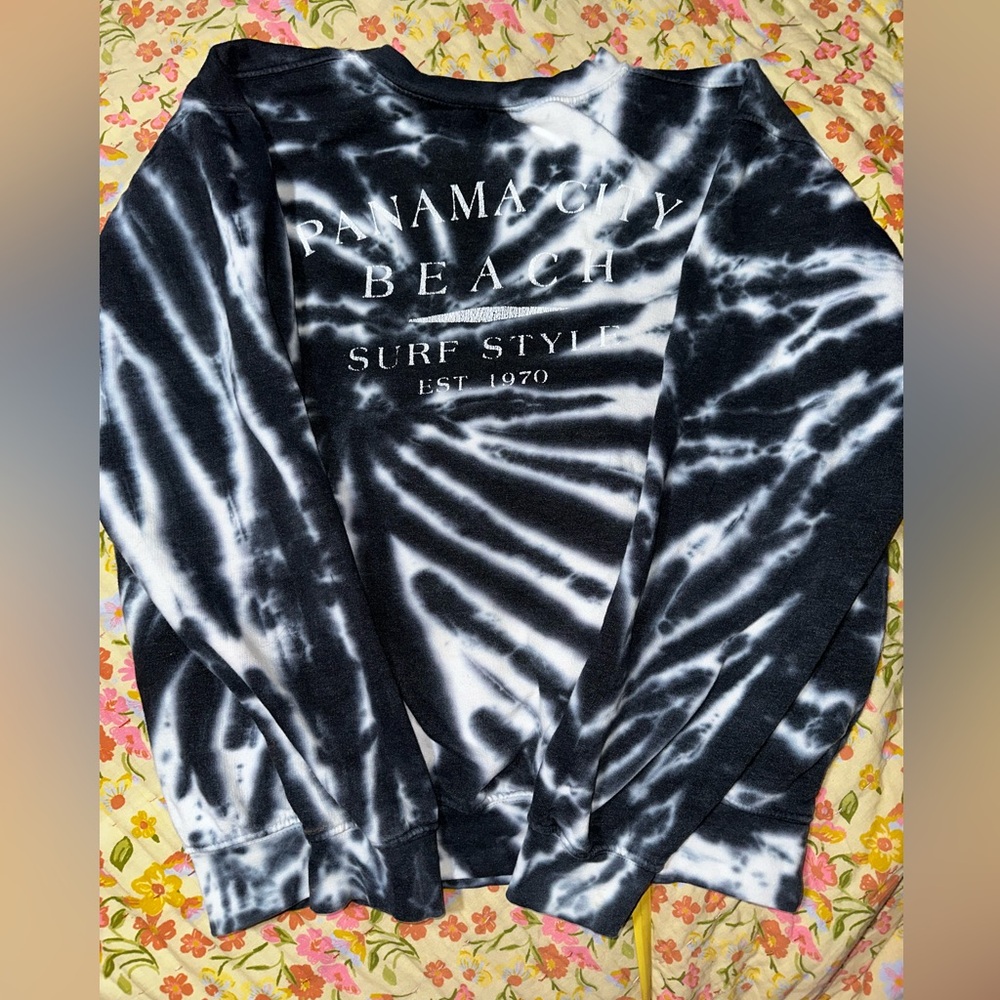 Surf Style Black and White Tie-Dye Sweatshirt